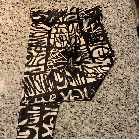 TEREZ PERFORMANCE CAPRI LEGGING 151-02 WOMENS, Black & White Graffiti Print NWT - Picture 3 of 7